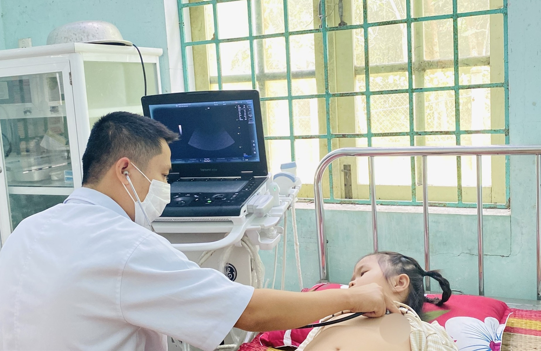 Đông đảo người dân xã Tam Sơn (Núi Thành) đến trạm y tế xã để tầm soát bệnh tim từ đoàn thiện nguyện Bệnh viện Đa khoa Trung ương Quảng Nam.