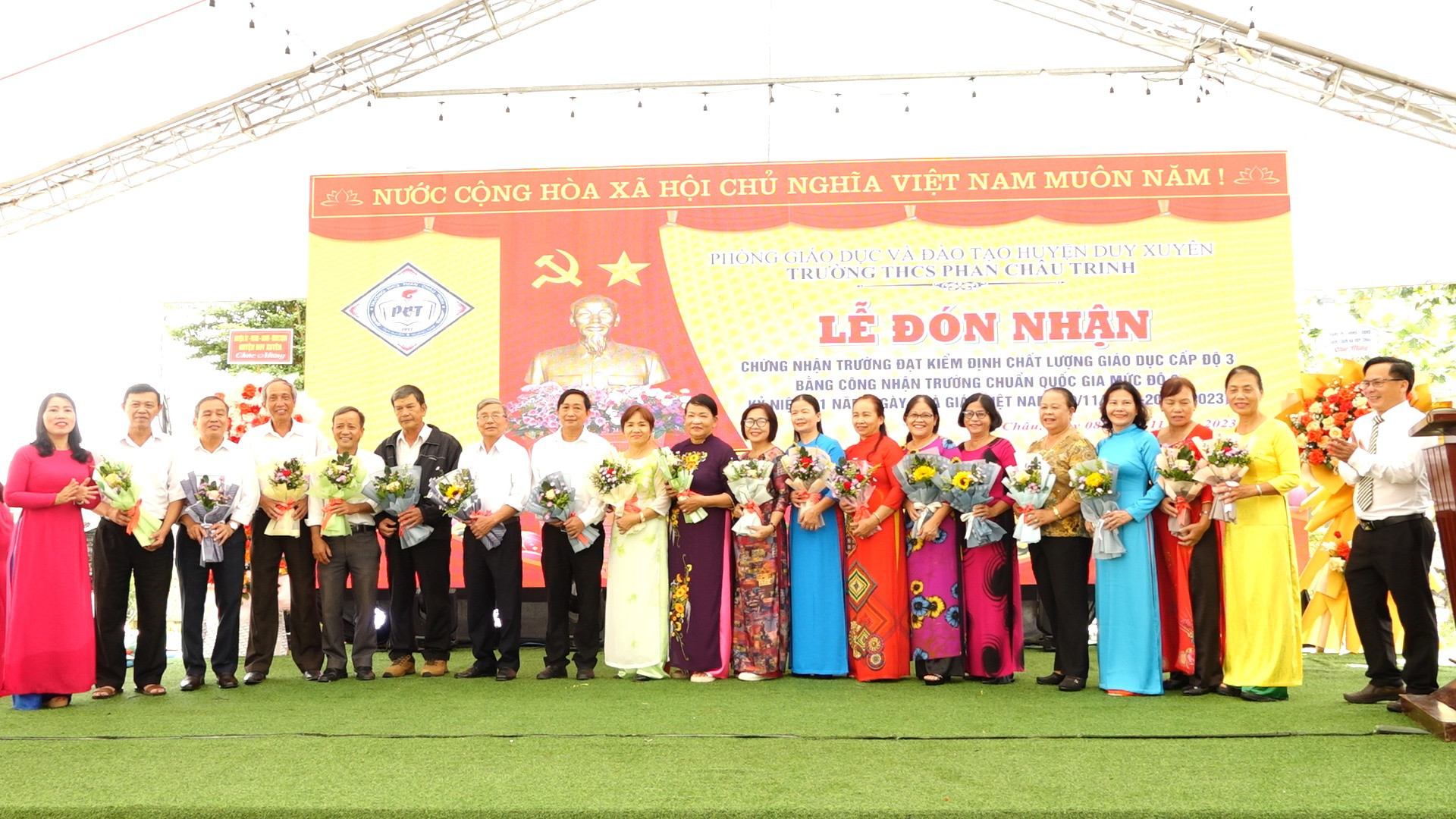 Lãnh đạo Trường THCS Phan Châu Trinh (Duy Châu, Duy Xuyên) tặng hoa tri ân các thế hệ thầy cô giáo công tác tại trường. Ảnh: THÀNH TÂM