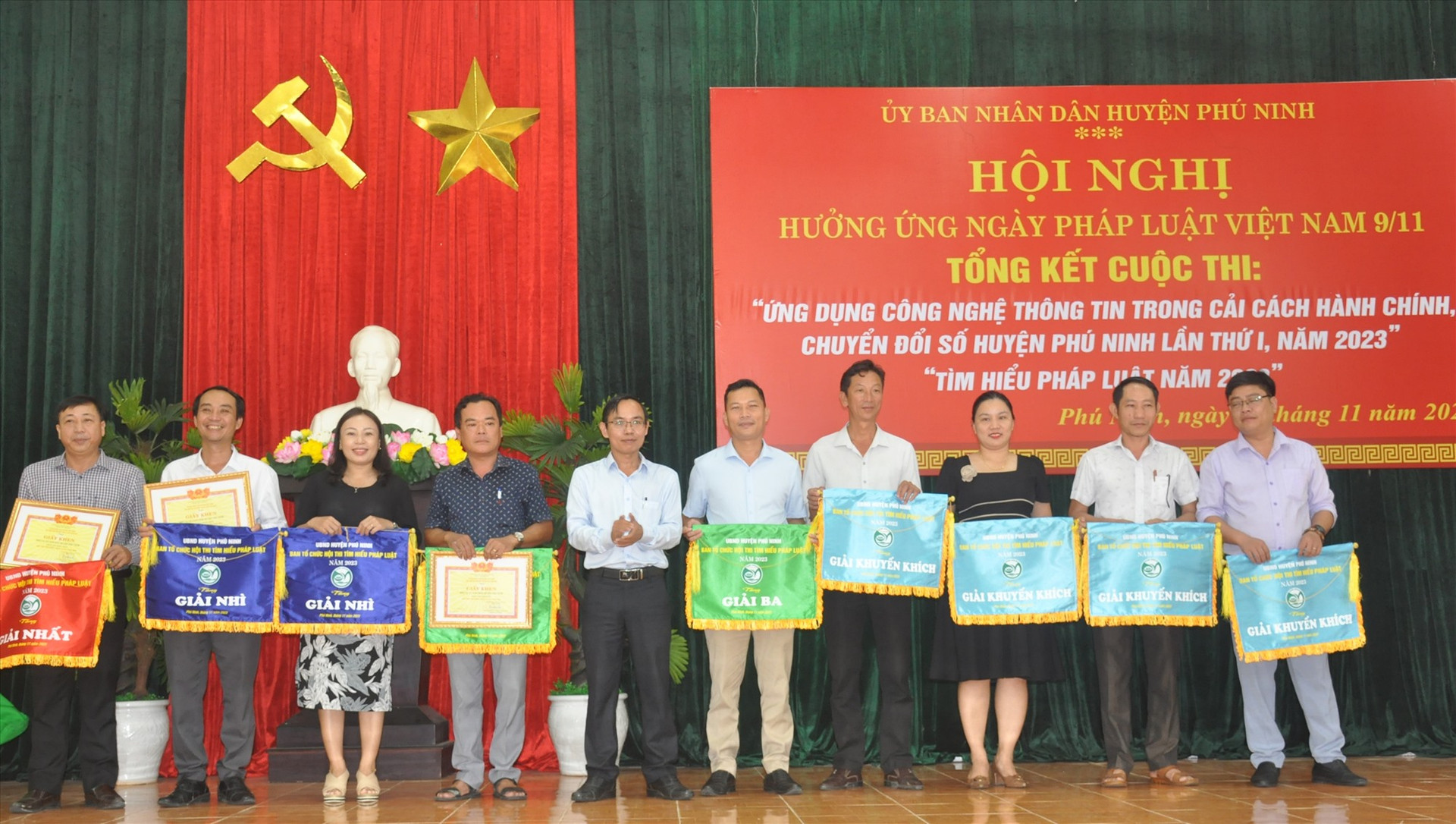 Lãnh đạo huyện Phú Ninh trao giải cho các đơn vị tham gia hội thi “Tìm hiểu pháp luật năm 2023“. Ảnh: N.Đ