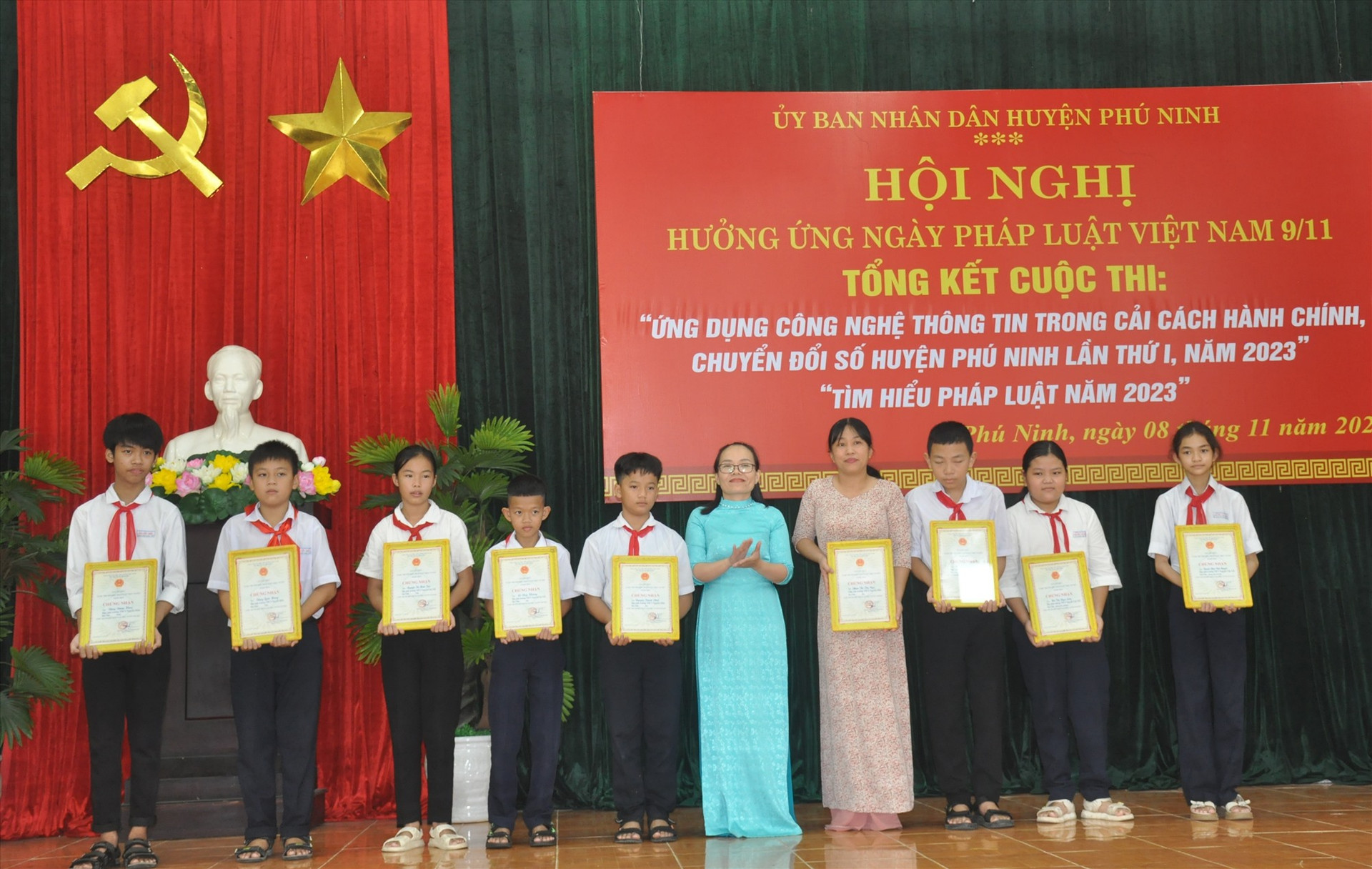 Bà Nguyễn Thị Lệ Lài - Trưởng phòng Tư pháp huyện Phú Ninh trao thưởng cho các học sinh đạt giải cuộc thi “Tìm hiểu pháp luật trực tuyến năm 2023“. Ảnh: N.Đ