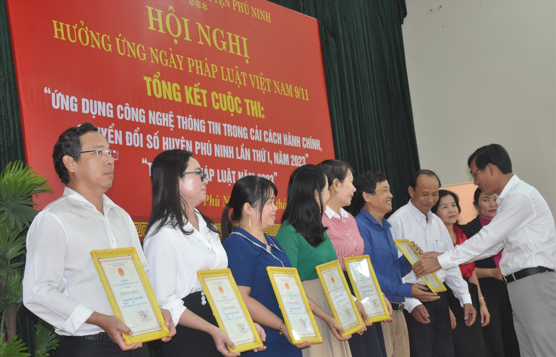 Lãnh đạo huyện Phú Ninh trao thưởng cho các tập thể đạt giải cuộc thi “Tìm hiểu pháp luật trực tuyến năm 2023“. Ảnh: N.Đ