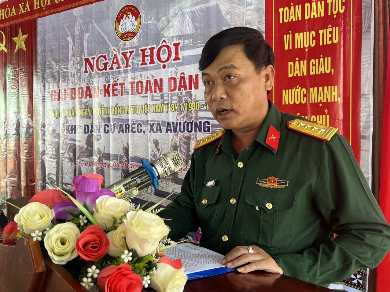 Đại tá Lê Trung Thành, Ủy viên Ban Thường vụ Tỉnh ủy, Chỉ huy trưởng Bộ CHQS tỉnh phát biểu tại ngày hội Đại đoàn kết.