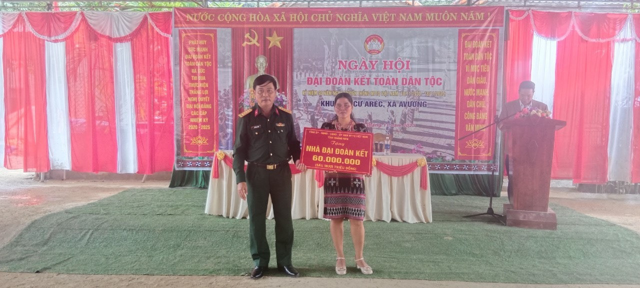 Đại tá Lê Trung Thành, Chỉ huy trưởng Bộ CHQS tỉnh trao tiền hỗ trợ xây dựng nhà Đại đoàn kết.