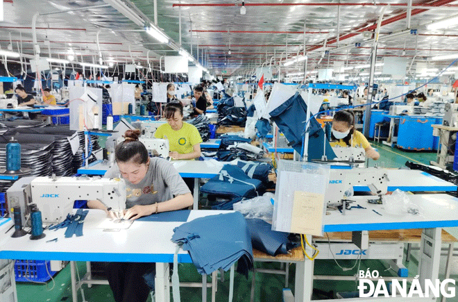 Huyện Hòa Vang chú trọng hoàn thiện cơ sở hạ tầng các khu, cụm công nghiệp trên địa bàn.  TRONG ẢNH: Công nhân làm việc tại Công ty CP Phát Long Phước (xã Hòa Phước). Ảnh: TRẦN TRÚC