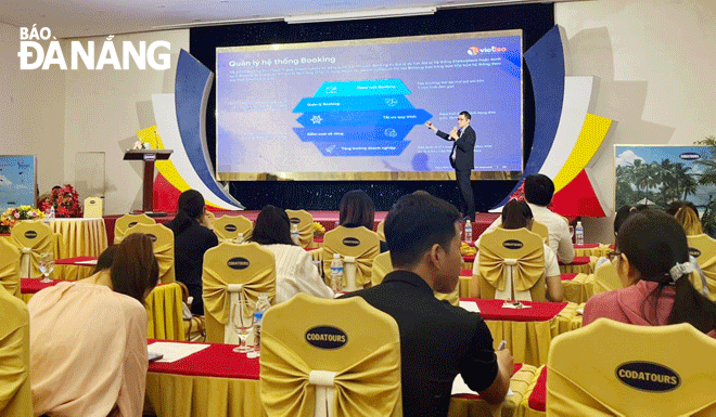 Việc ứng dụng công nghệ thông tin giúp cải thiện rất nhiều trong hoạt động du lịch. Trong ảnh: Tập huấn chuyển đổi số do Sở Du lịch tổ chức cho các doanh nghiệp du lịch, khu điểm trên địa bàn thành phố. Ảnh: NHẬT HẠ