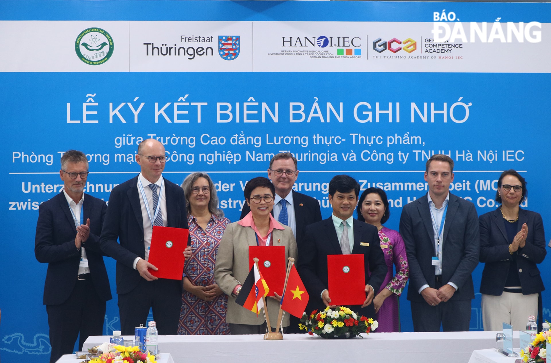 Tiến sĩ Đỗ Chí Thịnh (hàng đầu, bên phải), Hiệu trưởng Trường Cao đẳng Lương thực - Thực phẩm ký kết hợp tác với Phòng Thương  mại và Công nghiệp Nam Thuringen và Công ty TNNHH Hà Nội IEC. Ảnh: VĂN HOÀNG