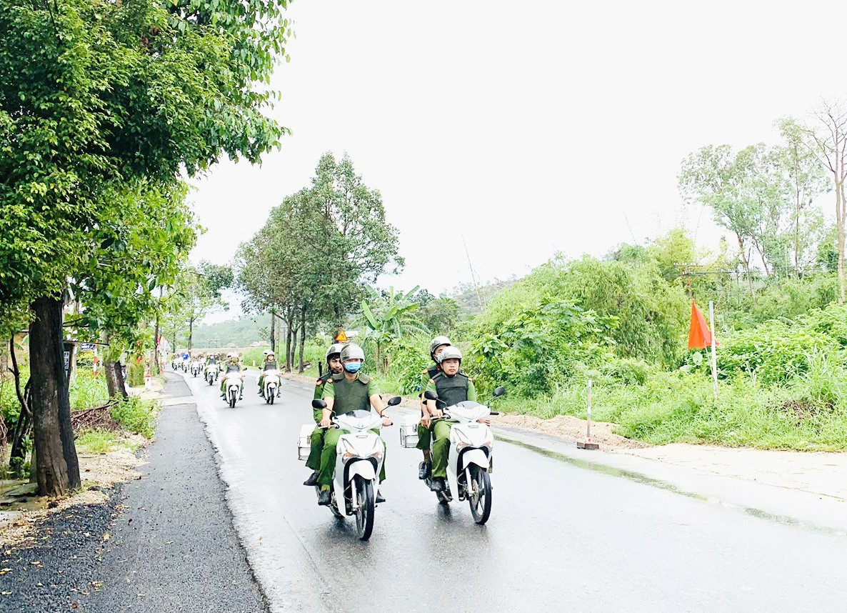 Thời gian qua, các lực lượng tăng cường phối hợp đảm bảo an ninh trật tự trên địa bàn huyện Duy Xuyên. Ảnh: T.P