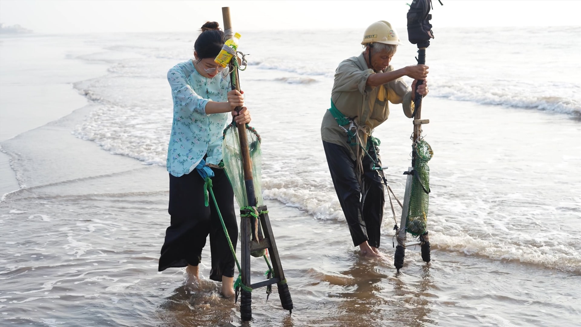 Út cùng người dân địa phương cào nghêu trên biển Bình Minh (Thăng Bình).