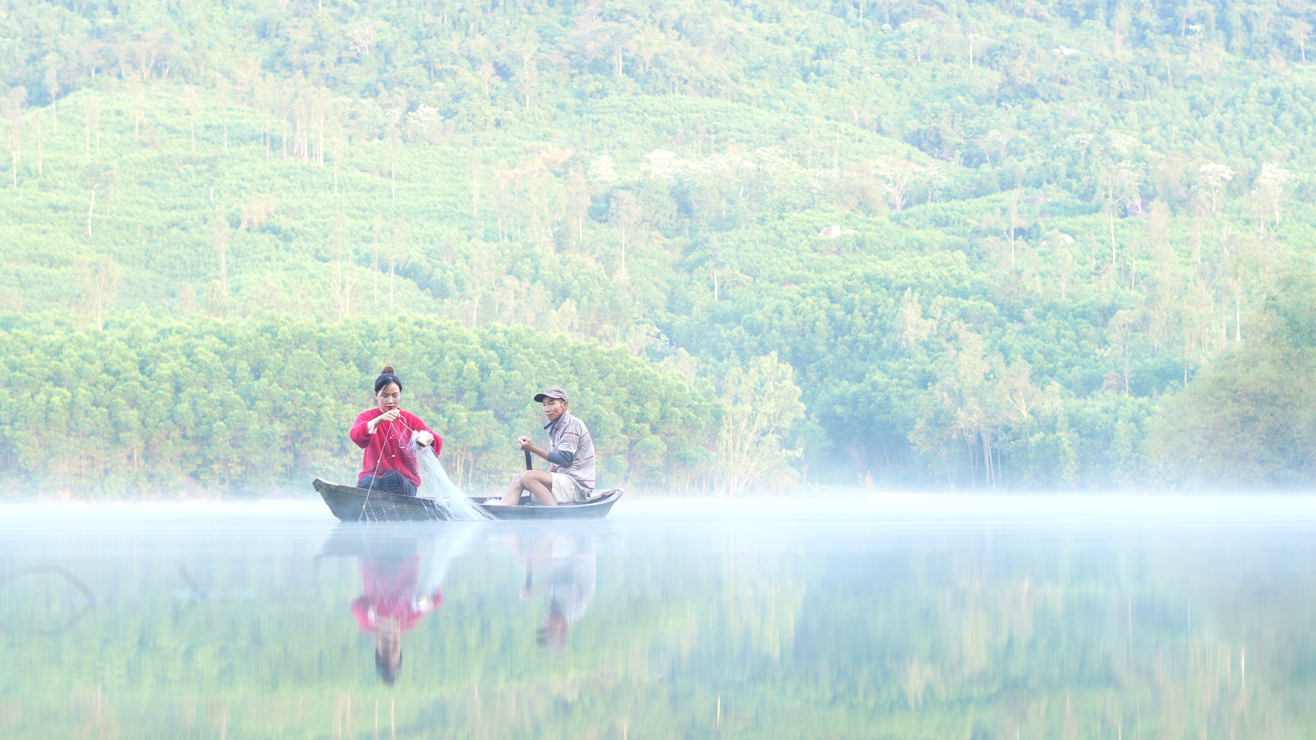 Út giăng lưới đánh cá trên hồ Giang (Quế Sơn).