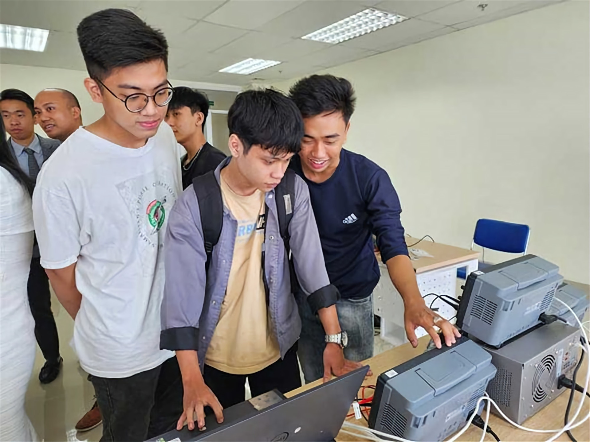 Sinh viên Trường Bách khoa Đà Năng hào hứng tham quan phòng Lab điện tử tiien tiến. Ảnh Nguyễn Đắc