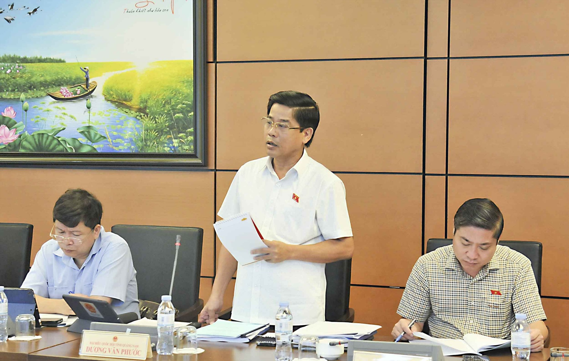 Đại biểu Dương Văn Phước - Phó Trưởng đoàn Đại biểu Quốc hội tỉnh Quảng Nam góp ý nhiều nội dung vào hai dự thảo luật này.