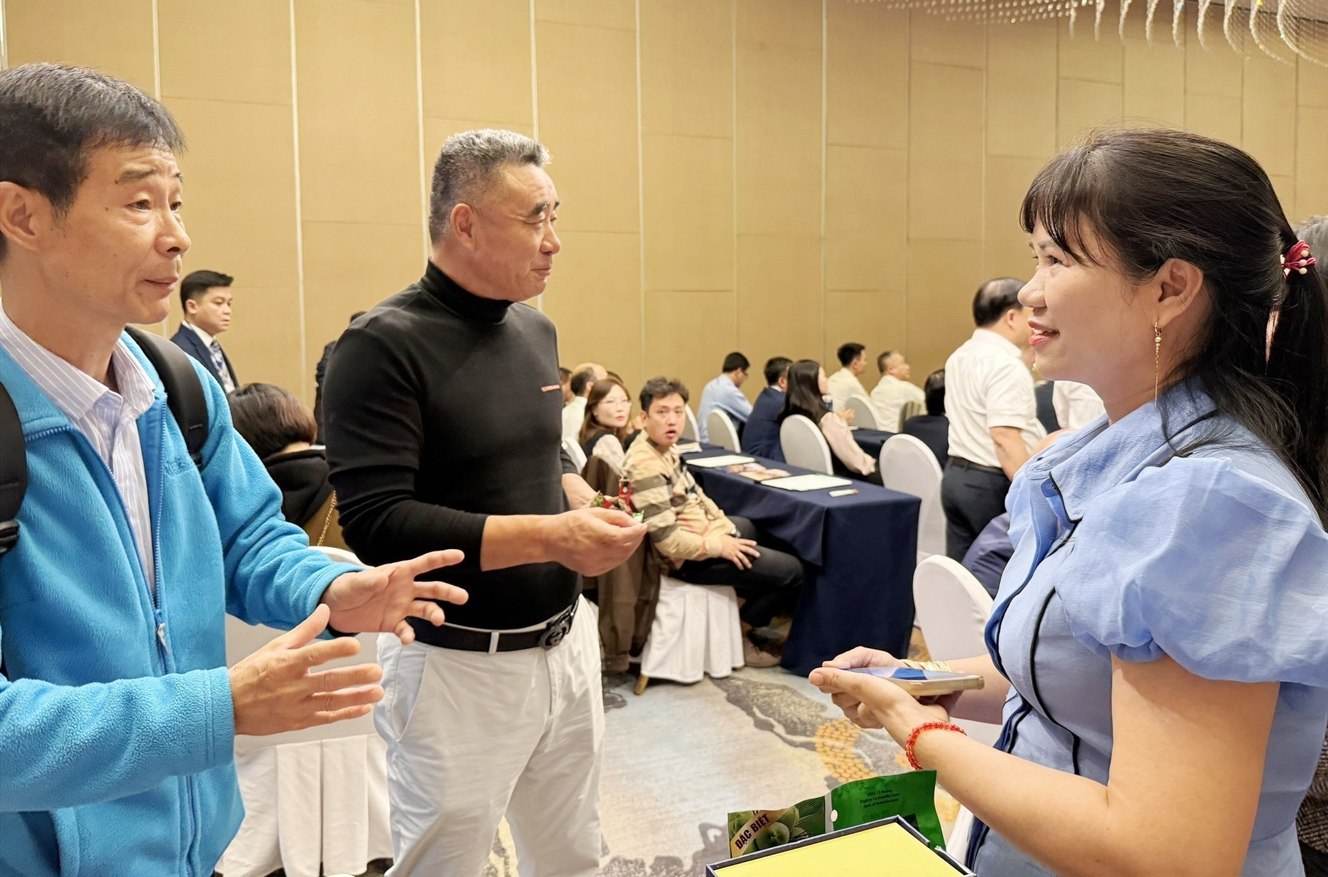 A reprsentative of a Quang Nam’s OCOP business (right) introduces its product at the event.
