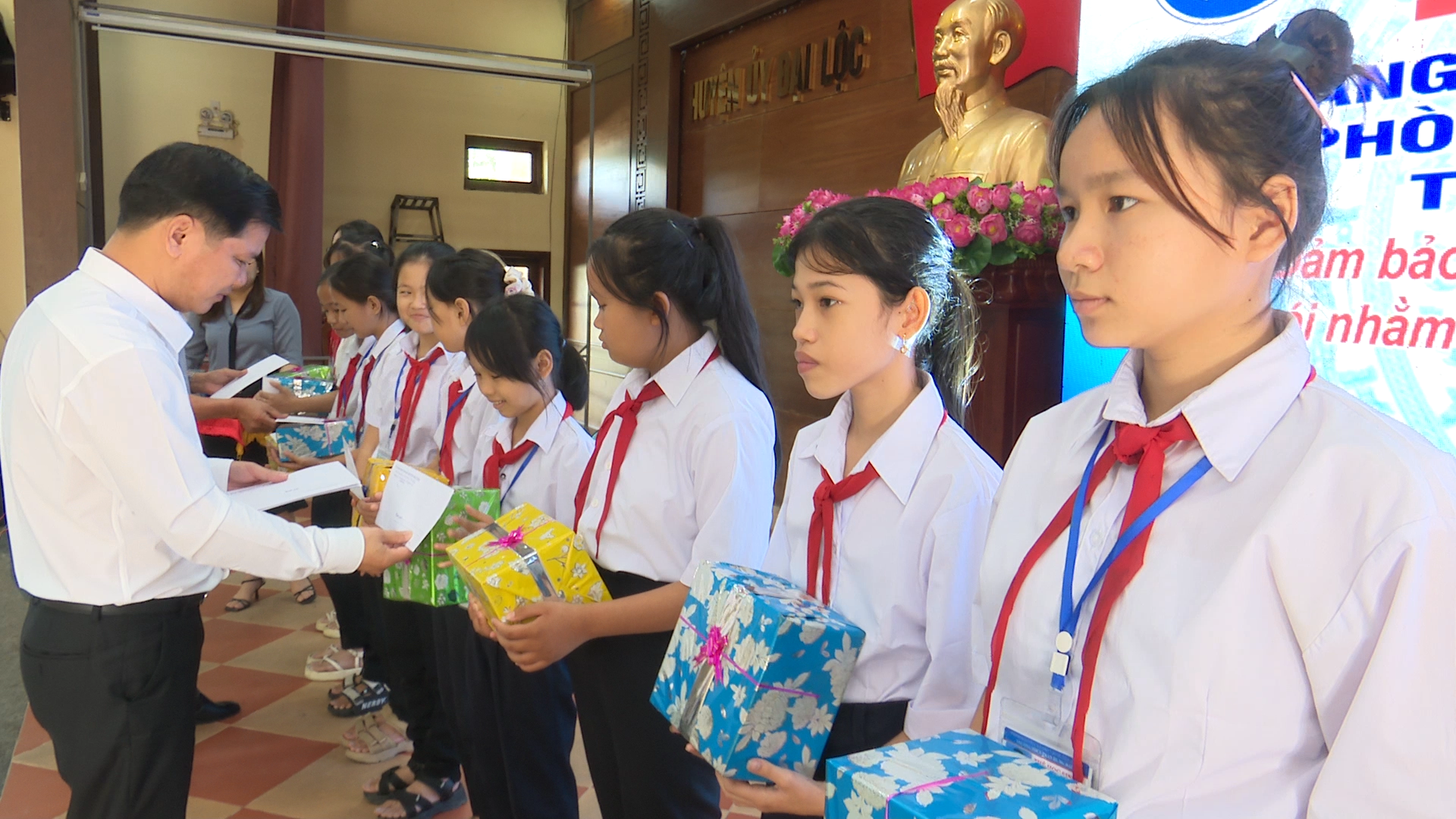 Lãnh đạo huyện Đại Lộc trao tặng quà nữ sinh huyện tại lễ phát động. Ảnh: N.D