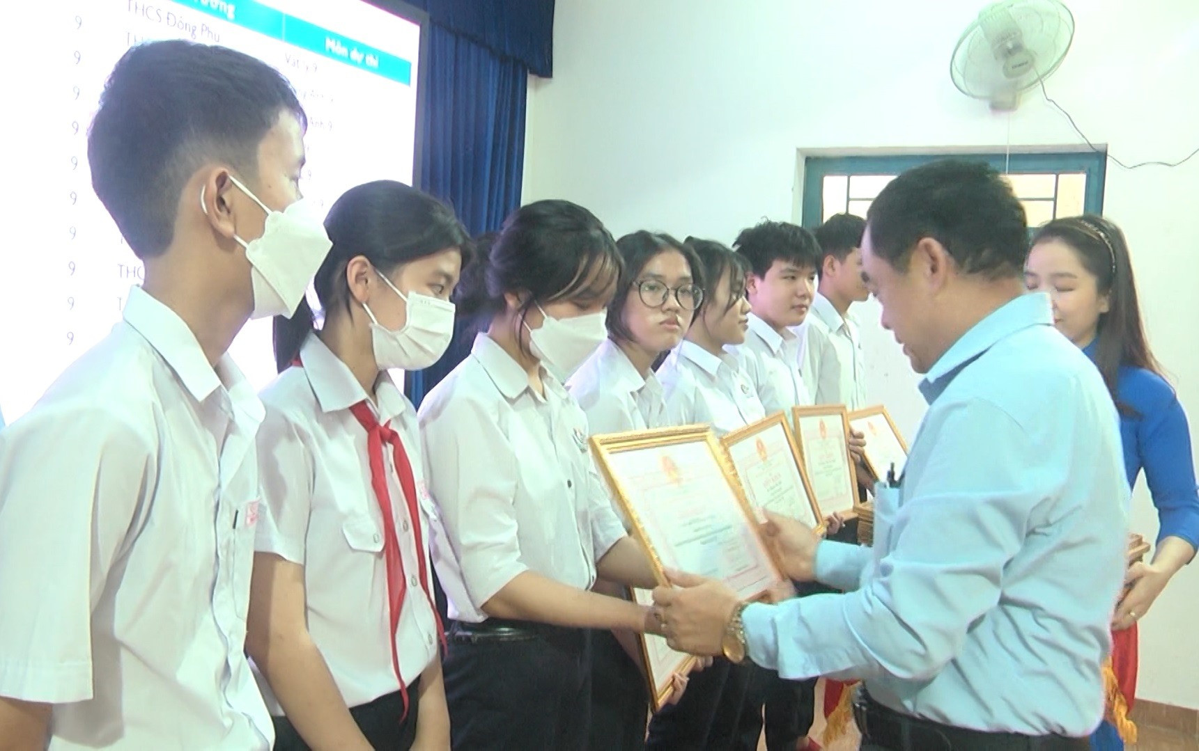 Huyện Quế Sơn khen thưởng học sinh đạt giải cao trong các kỳ thi học sinh giỏi. Ảnh: DUY THÁI