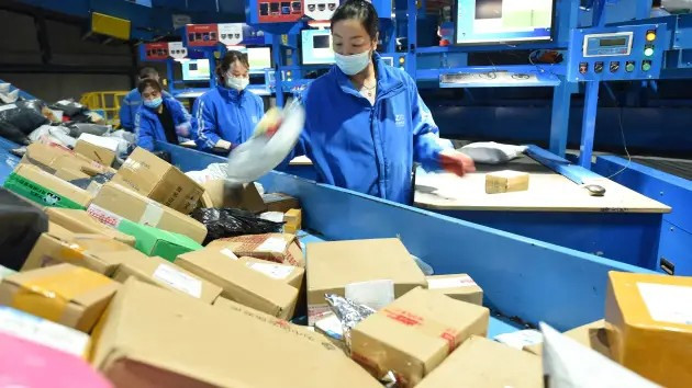 Công nhân tại một khu công nghiệp hậu cần thương mại điện tử phân loại bưu kiện trên đường chuyển phát nhanh ở Liên Vân Cảng, tỉnh Giang Tô, miền Đông Trung Quốc, ngày 5 tháng 11 năm 2023.
