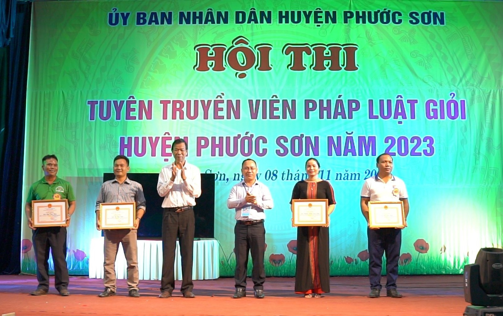 Lãnh đạo huyện Phước Sơn trao giải cho các đội thi.