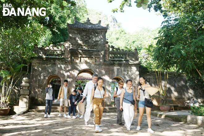 Du khách tham quan danh thắng Ngũ Hành Sơn. Ảnh: KHÔI NGUYÊN