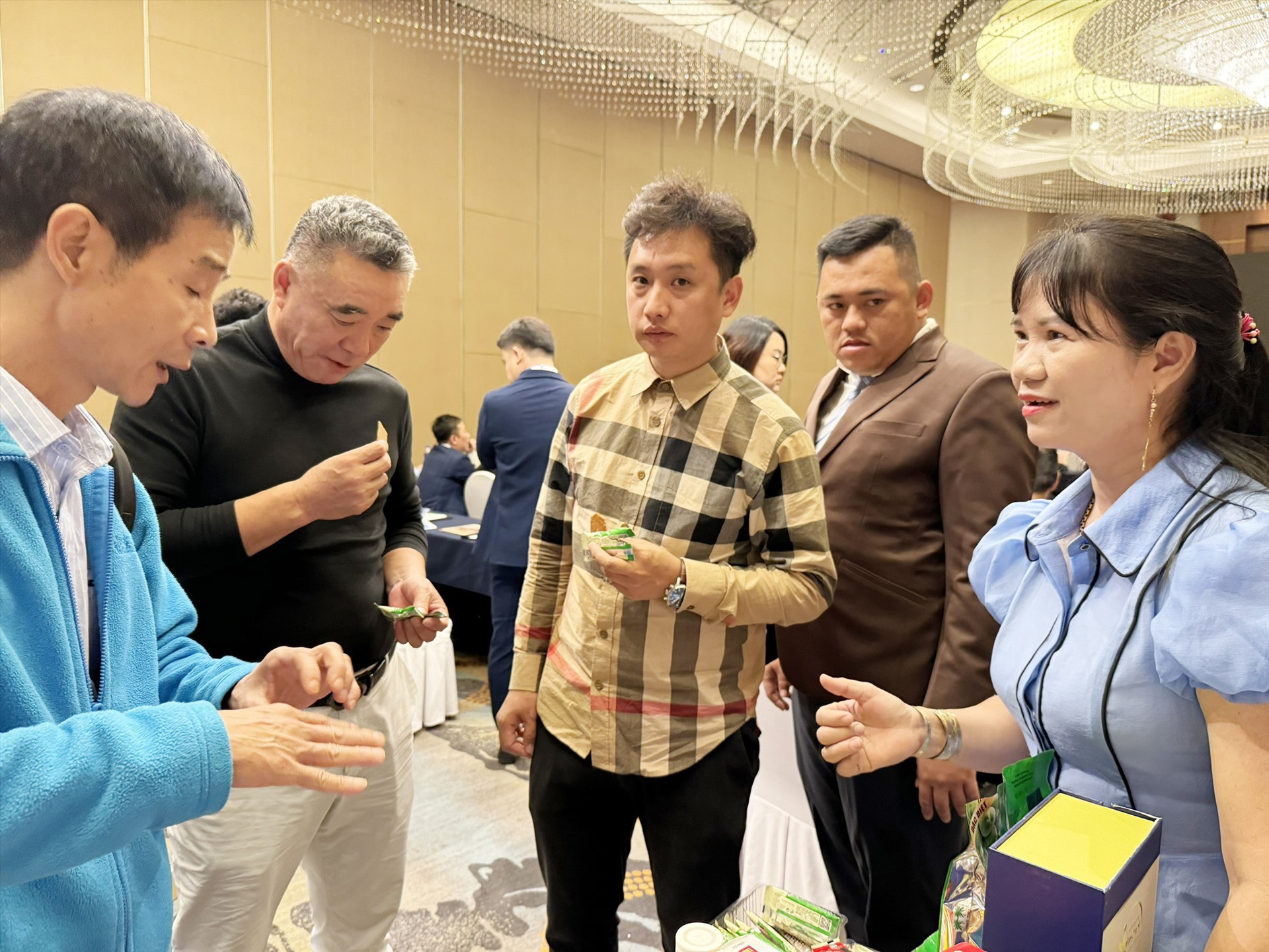 Các doanh nghiệp Trung Quốc tìm hiểu thông tin sản phẩm OCOP và cơ hội hợp tác với doanh nghiệp Quảng Nam.