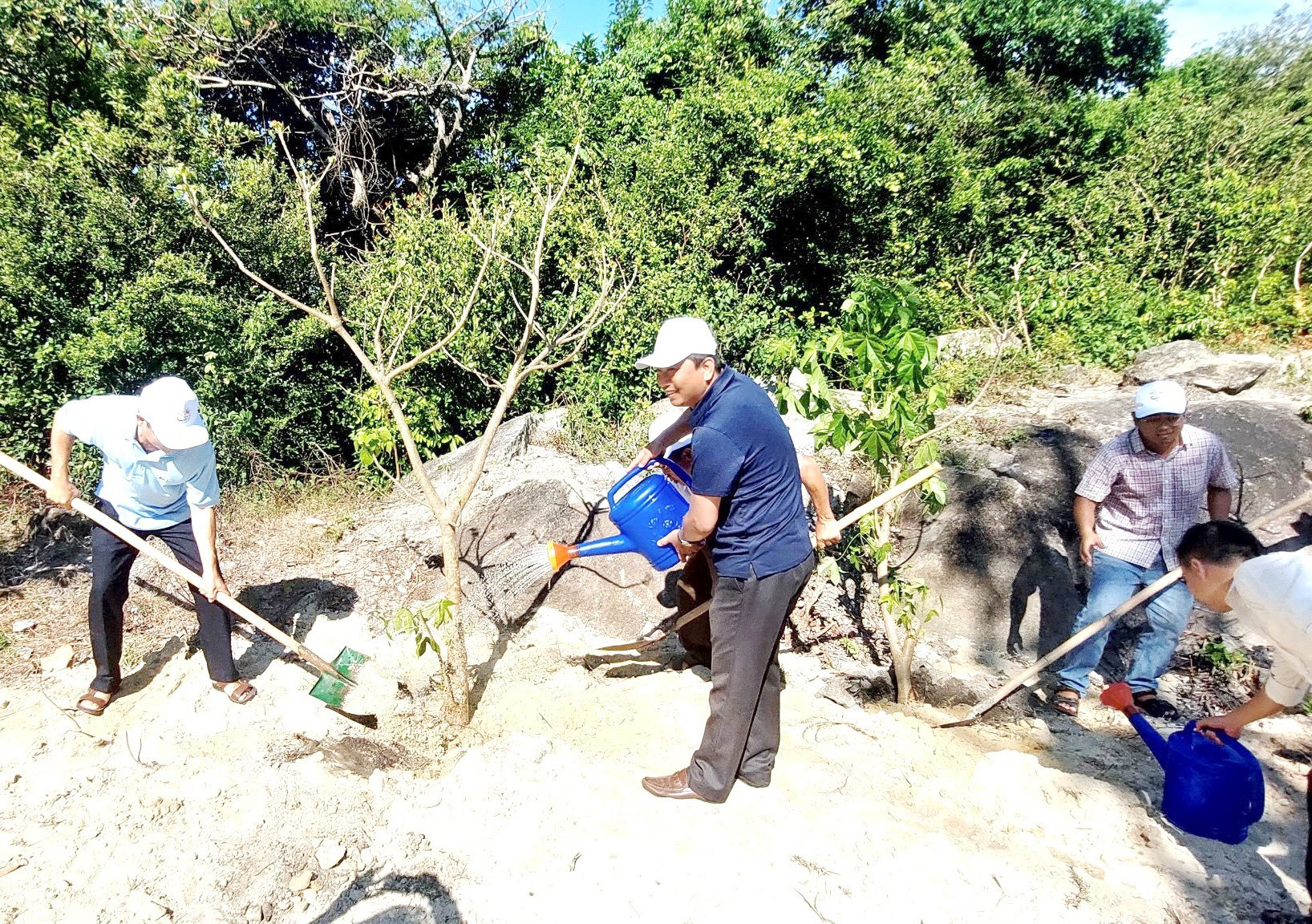 Cán bộ xã đảo Tân Hiệp thường xuyên tham gia dọn vệ sinh và trồng cây xanh cùng với nhân dân. Ảnh: Đ.HUẤN