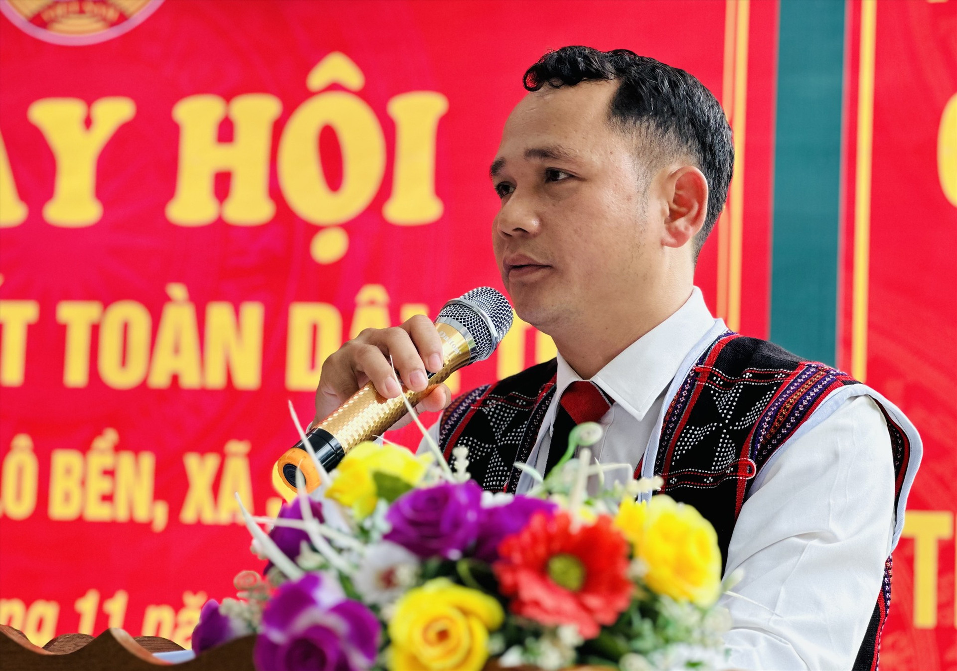 Phó Chủ tịch UBND huyện Đông Giang - Đỗ Hữu Tùng chia sẻ với niềm vui của cộng đồng. Ảnh: Đ.N