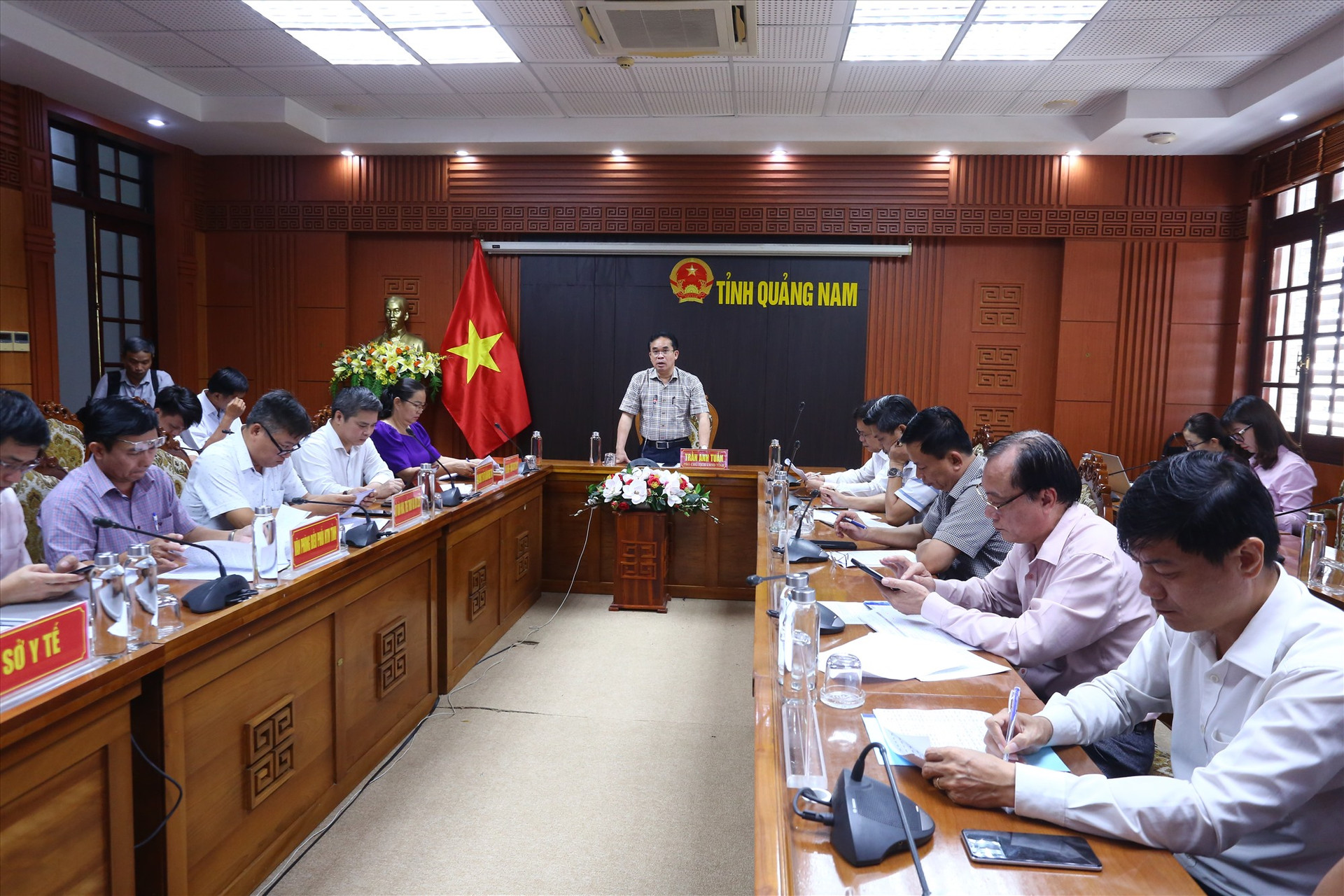 Phó Chủ tịch UBND tỉnh Trần Anh Tuấn phát biểu tại cuộc họp.