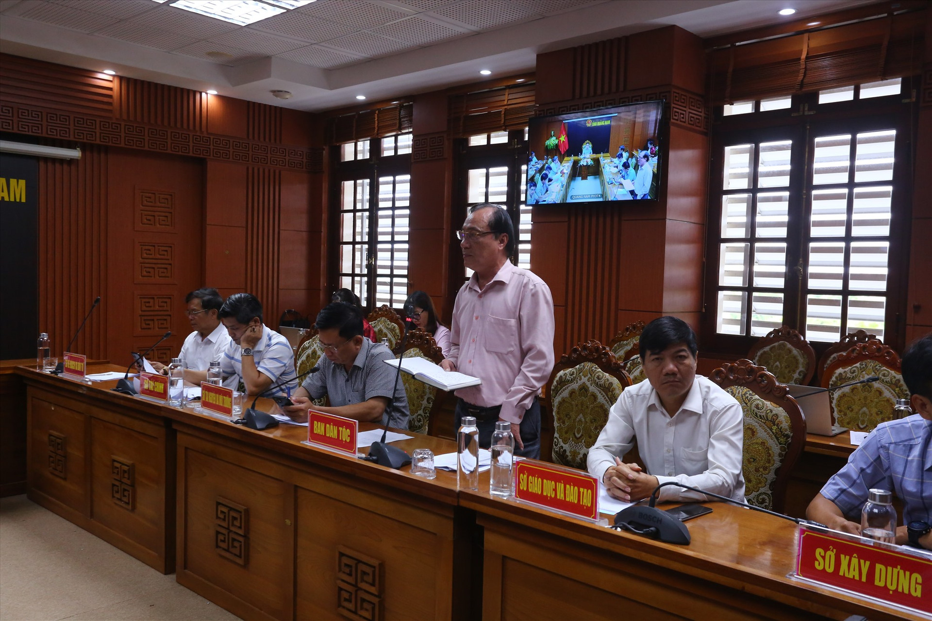 Đại diện Ban Dân tộc tỉnh thông tin, giải đáp những kiến nghị của huyện Đông Giang liên quan đến một số dự án của các chương trình MTQG. Ảnh: T.C