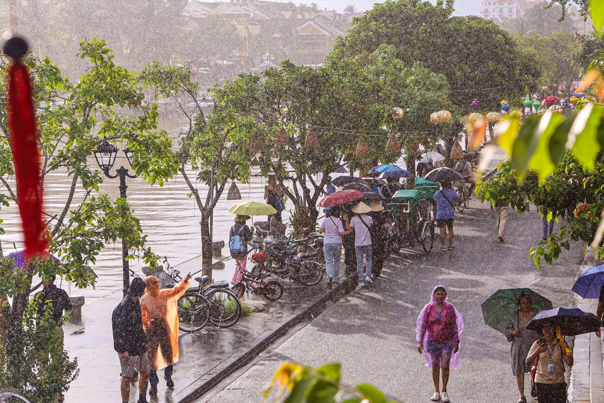 Hoi An becomes more beautiful and charming in both rainy and sunny moments.