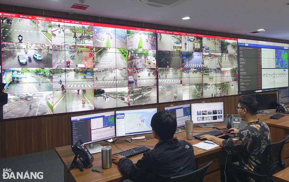 Các chuyên viên ở Trung tâm giám sát, điều hành thông minh Đà Nẵng (IOC) thường xuyên túc trực, theo dõi và báo cáo kịp thời thông tin thiên tai, ngập lụt, tìm kiếm cứu nạn... trên địa bàn thành phố. Ảnh: HOÀNG HIỆP