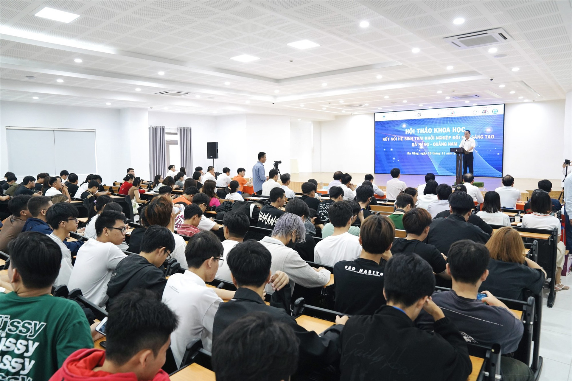 Quang cảnh buổi hội thảo Kết nối hệ sinh thái khởi nghiệp Đà Nẵng - Quảng Nam. Ảnh: HẢI VINH