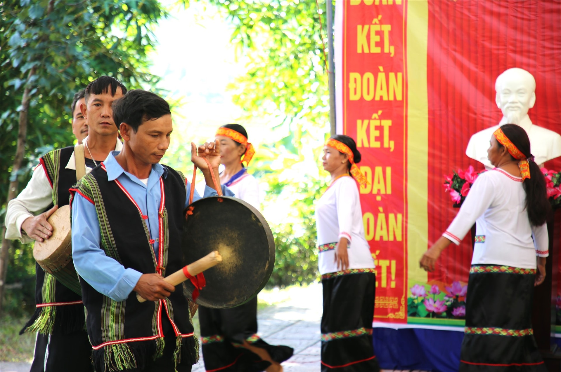 Đồng bao Co trình diễn nghệ thuật múa hát cheo truyền thống. Ảnh: A.N