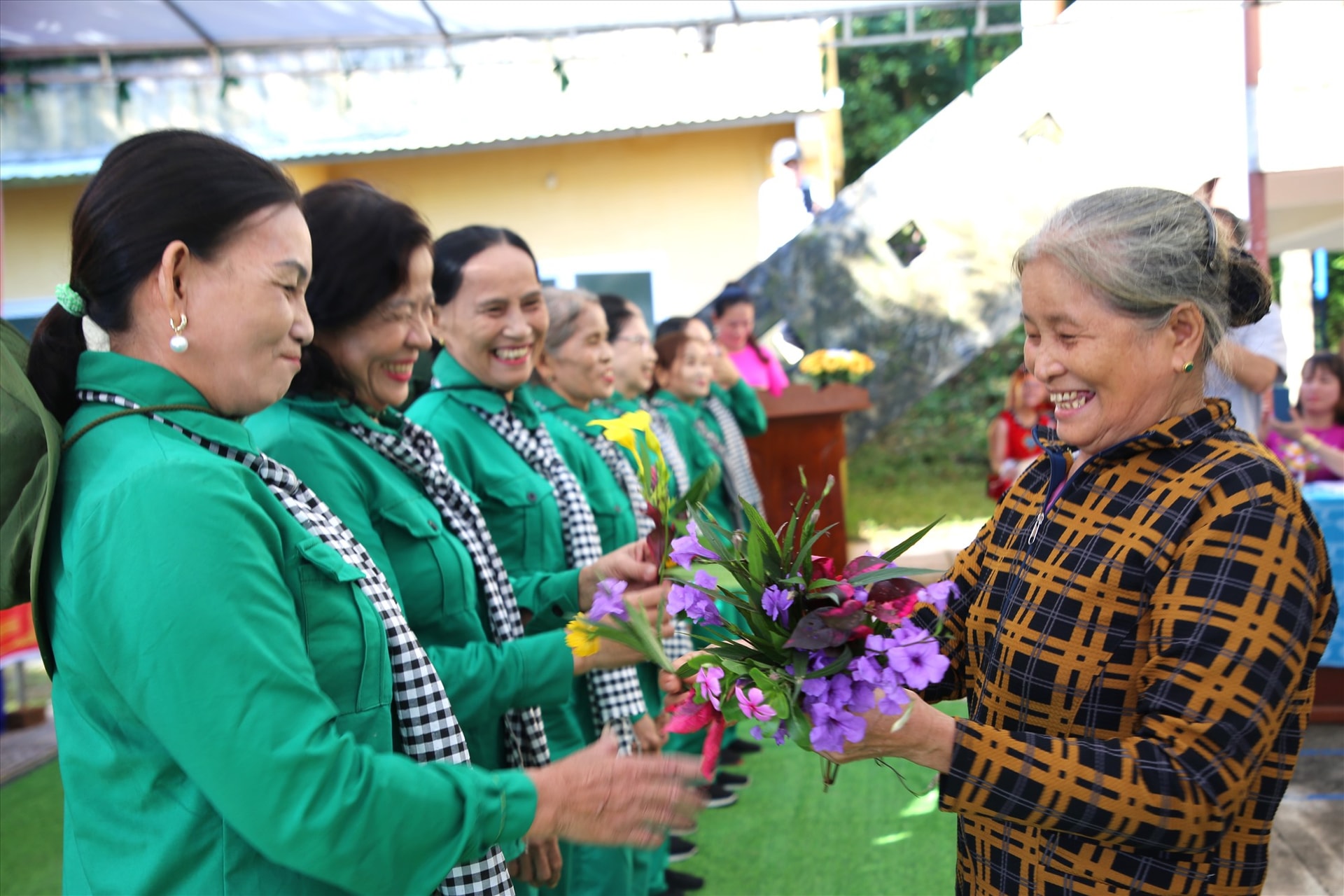 Tất cả đều bày tỏ niềm vui trong ngày hội đại đoàn kết. Ảnh: A.N