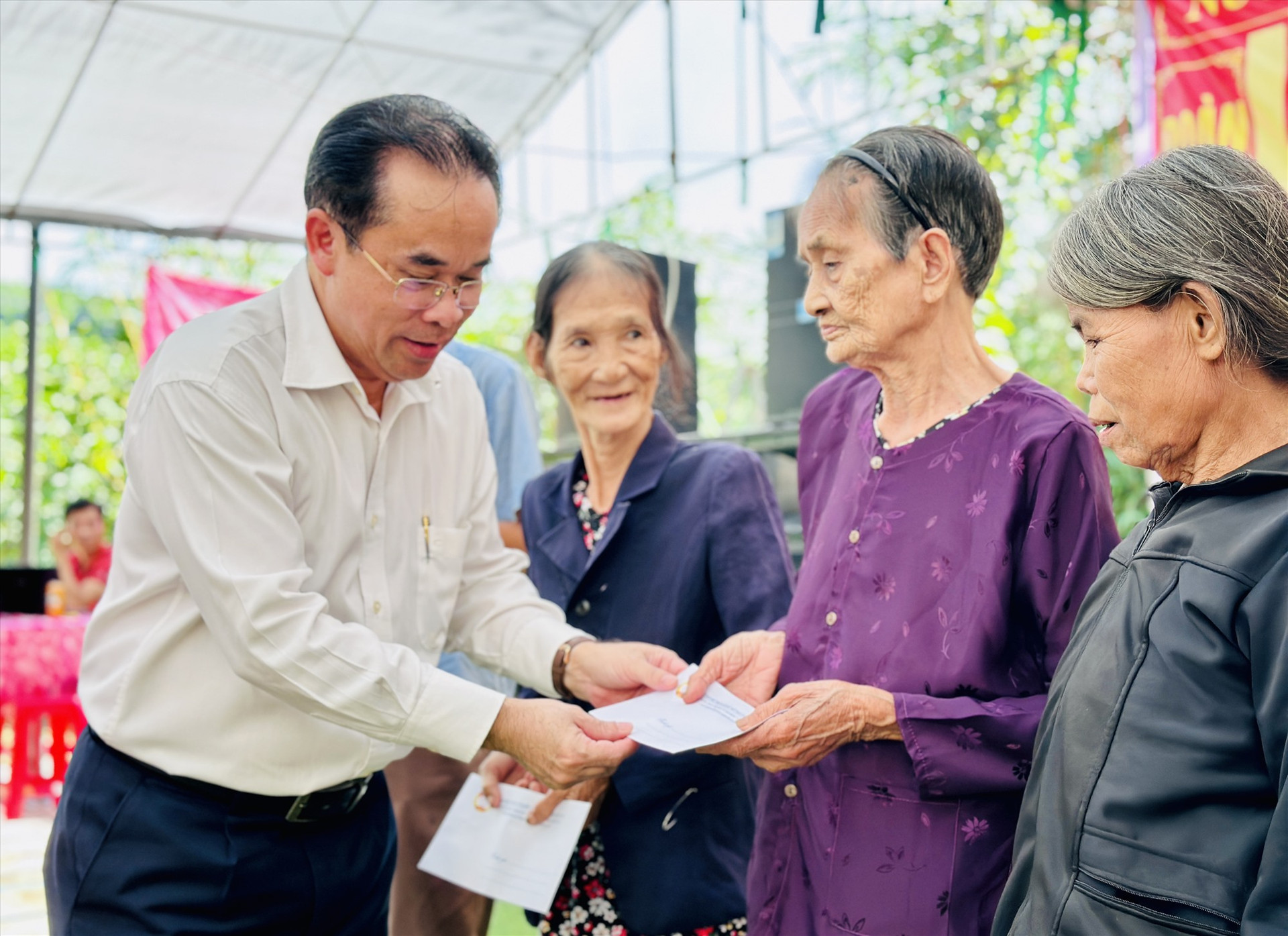 Phó Chủ tịch UBND tỉnh Trần Anh Tuấn trao quà cho các hộ gia đình khó khăn. Ảnh: A.N