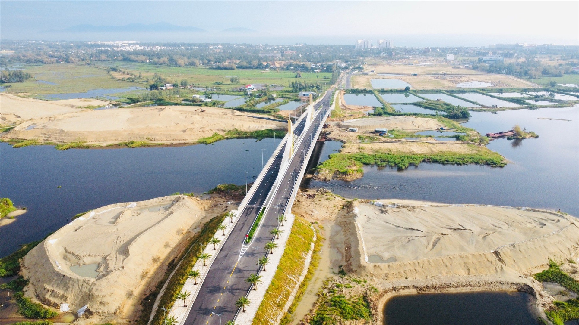 Cầu Nguyễn Duy Hiệu bắc qua sông Bến Trễ nối Cẩm Hà với Điện Dương. Ảnh: Q.TUẤN