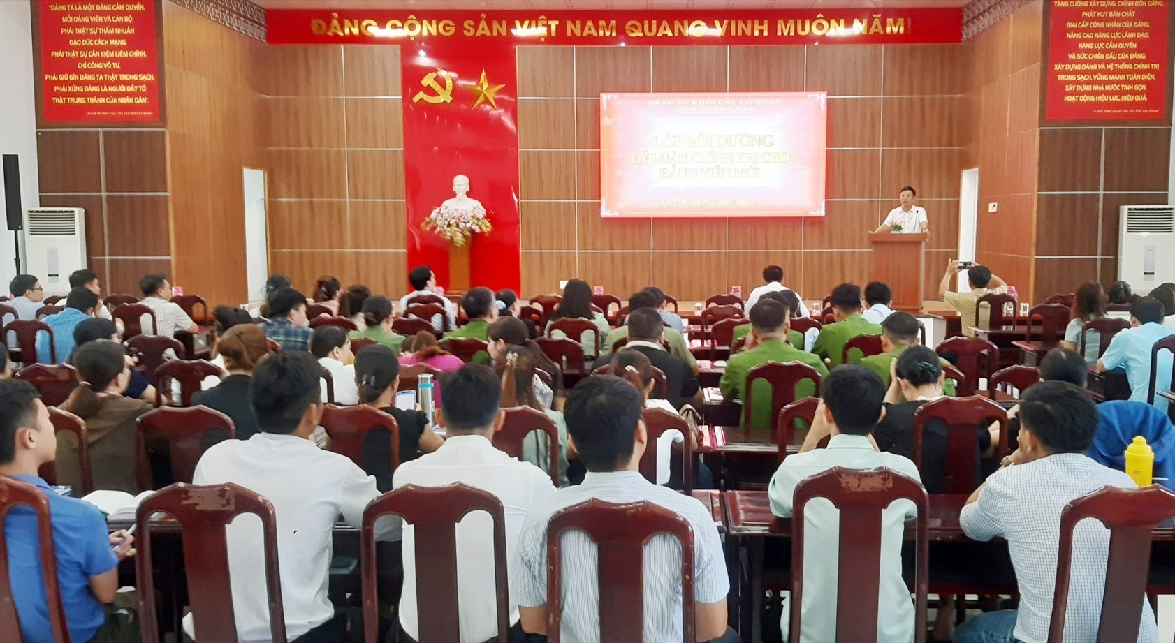 Đảng ủy Khối các cơ quan tỉnh bế giảng lớp bồi dưỡng lý luận chính trị dành cho đảng viên mới.