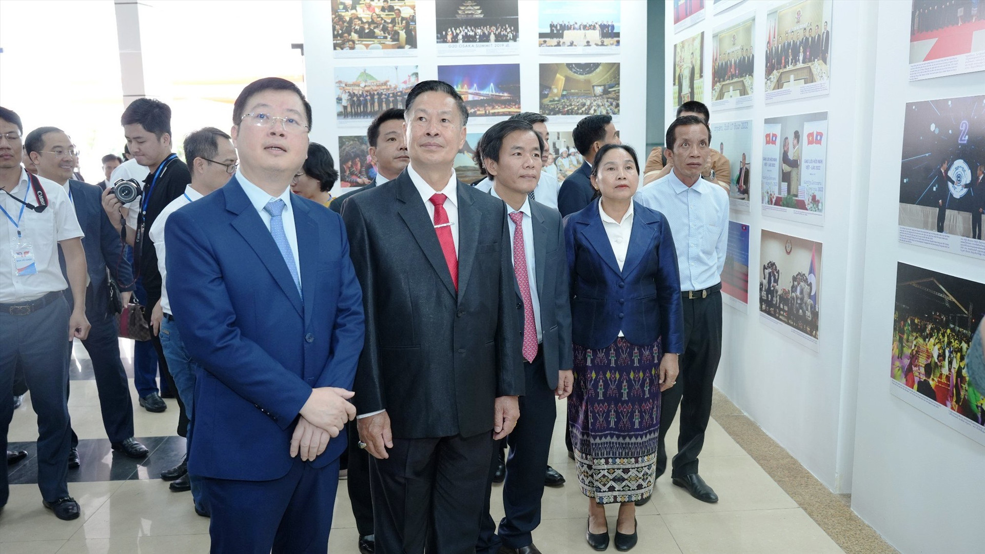 Đại biểu 2 nước tham quan triển lãm ảnh “Lịch sử tình hữu nghị đoàn kết đặc biệt Việt Nam - Lào”. Ảnh: HV