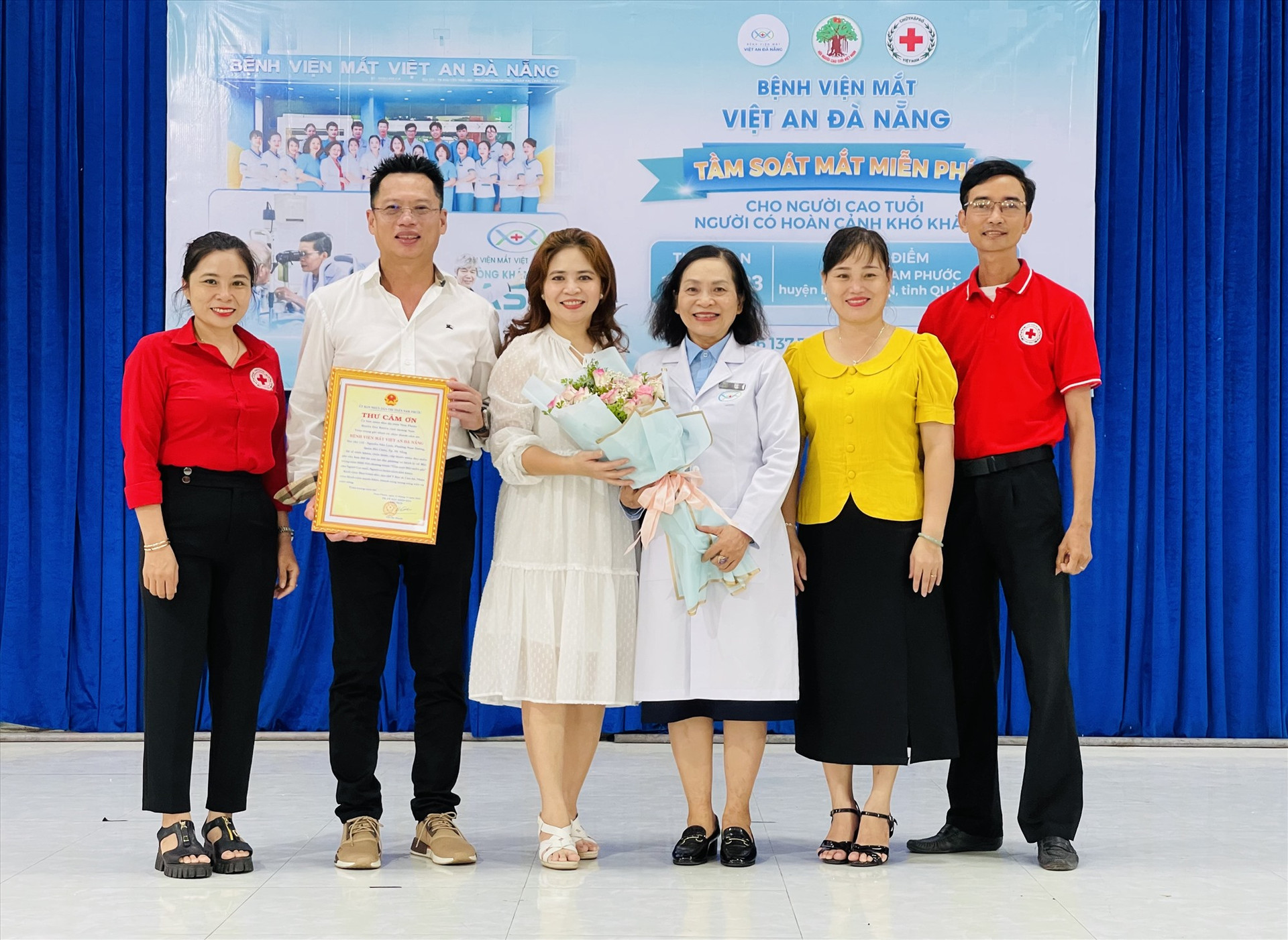 Lãnh đạo Hội Chữ thập đỏ huyện Duy Xuyên và thị trấn Nam Phước tặng bảng tri ân cho Bệnh viện Mắt Việt An. Ảnh: N.T