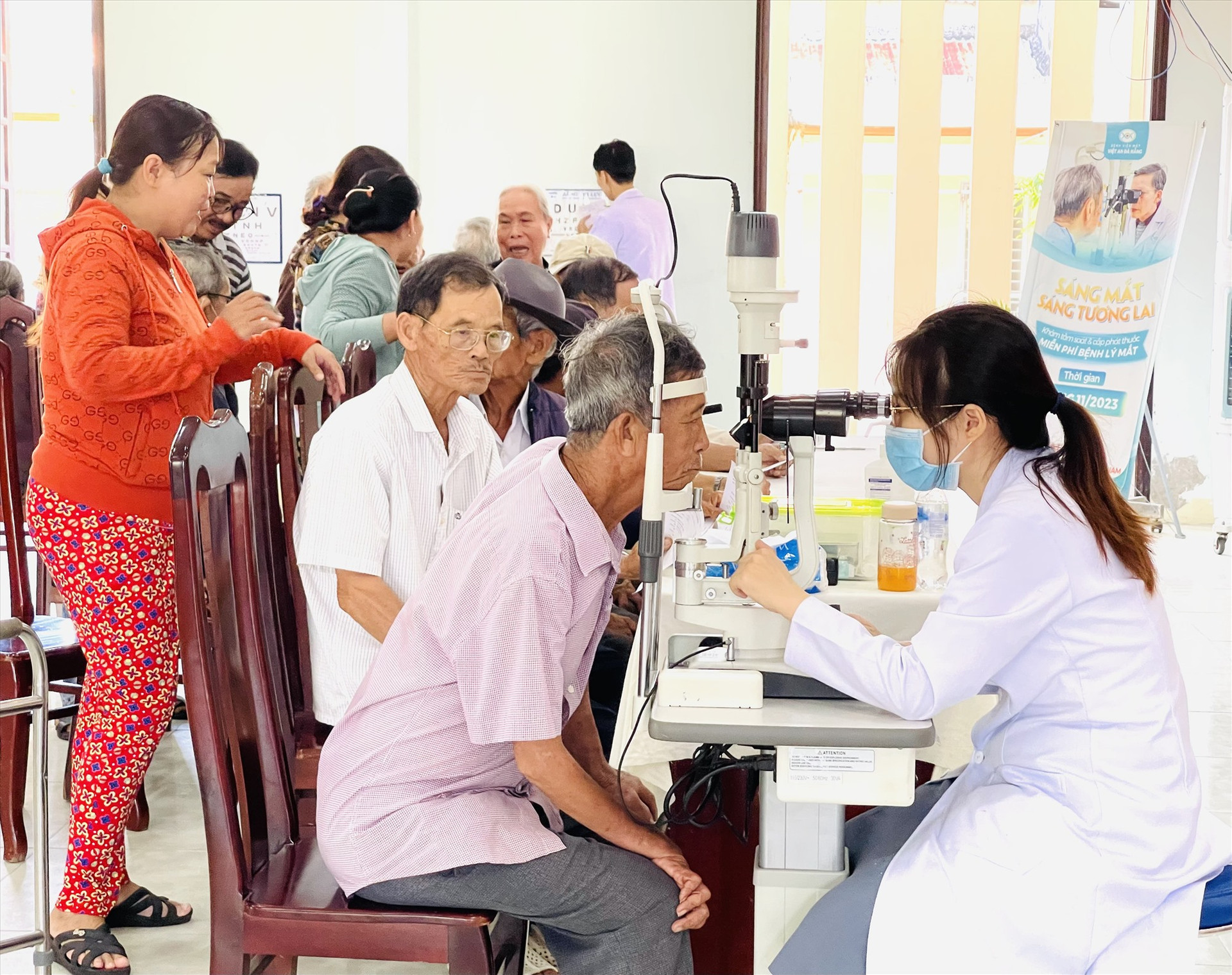 Các bác sĩ của Bệnh viện Mắt Việt An khám mắt cho người dân thị trấn Nam Phước. Ảnh: N.T