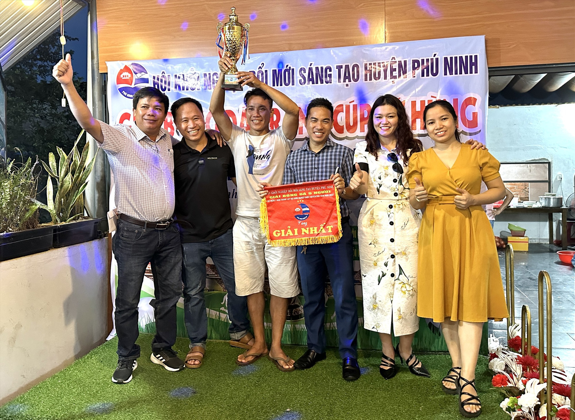 Trao cup vô địch và cờ giải Nhất cho đội bóng Hội Khởi nghiệp ĐMST huyện Phú Ninh. Ảnh: VINH HẢI