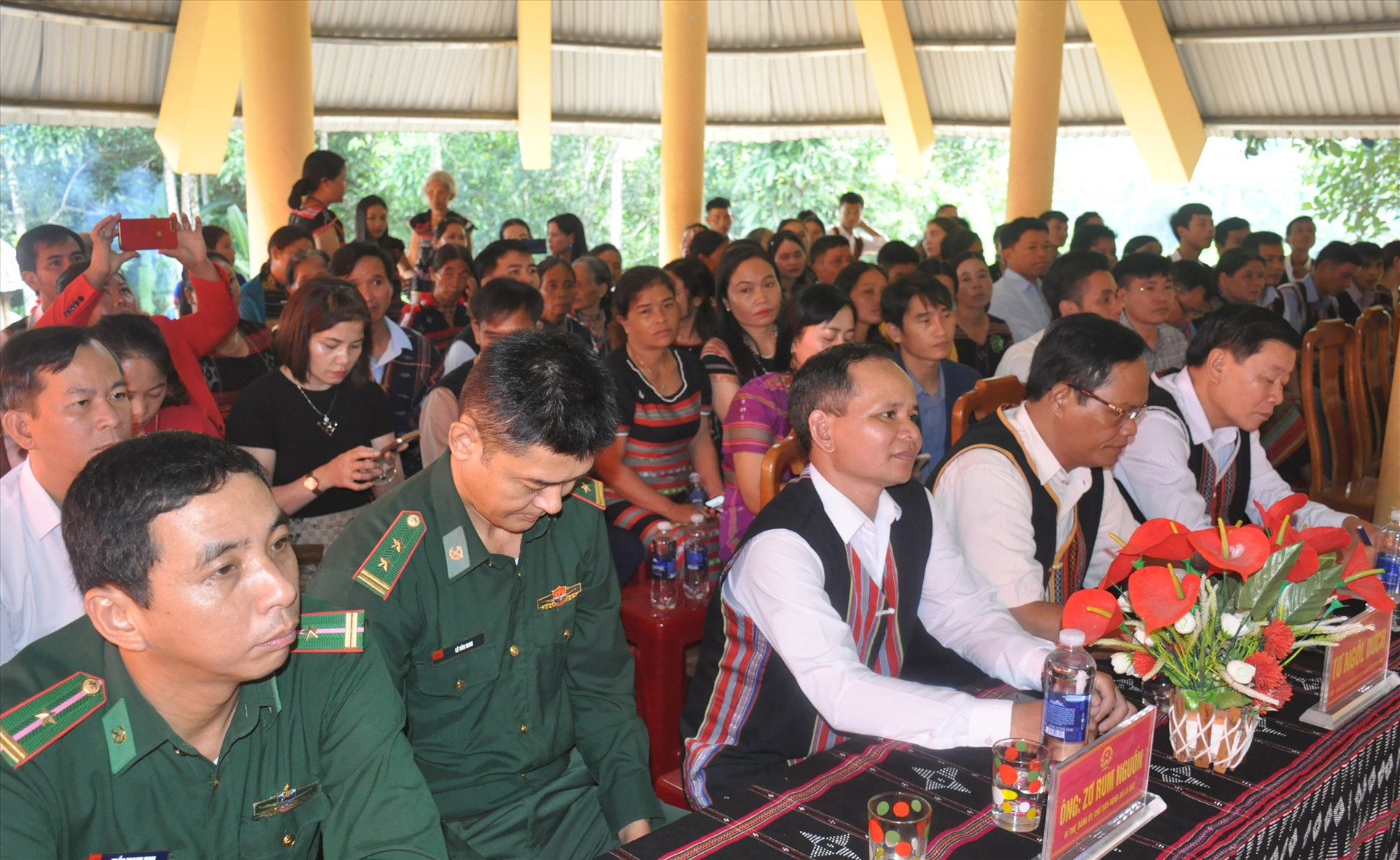 Các đại biểu và đông đảo nhân dân thôn Công Tơ Rơn dự ngày hội đại đoàn kết sáng 11/11. Ảnh: N.Đ