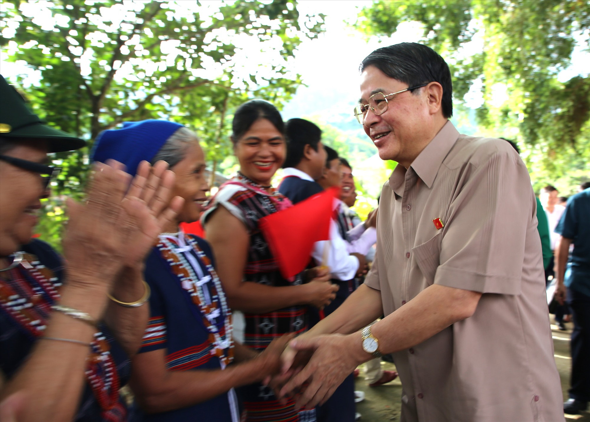 Phó Chủ tịch Quốc hội Nguyễn Đức Hải động viên người dân miền núi Nam Giang nhân ngày đại đoàn kết. Ảnh: A.N