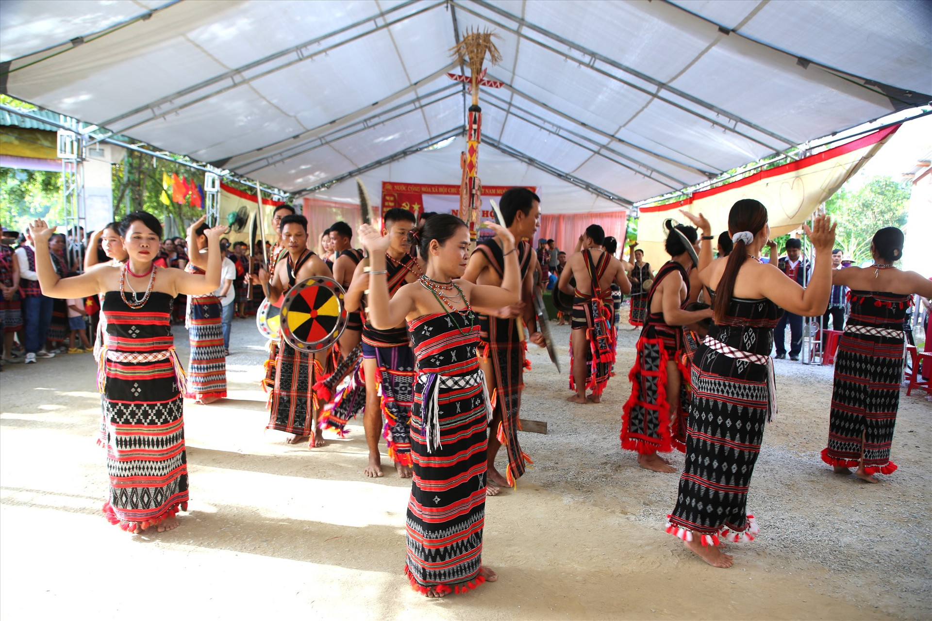 Đồng bào Cơ Tu thôn A Liêng đón đoàn công tác bằng vũ điệu truyền thống. Ảnh: A.N