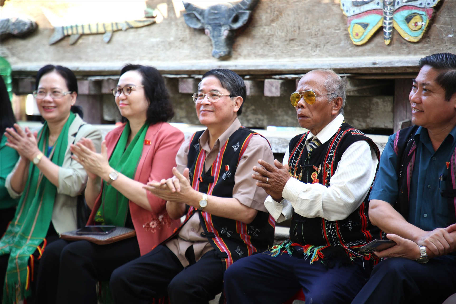 Phó Chủ tịch Quốc hội Nguyễn Đức Hải cùng đại biểu vui cùng không gian văn hóa vùng cao. Ảnh: A.N