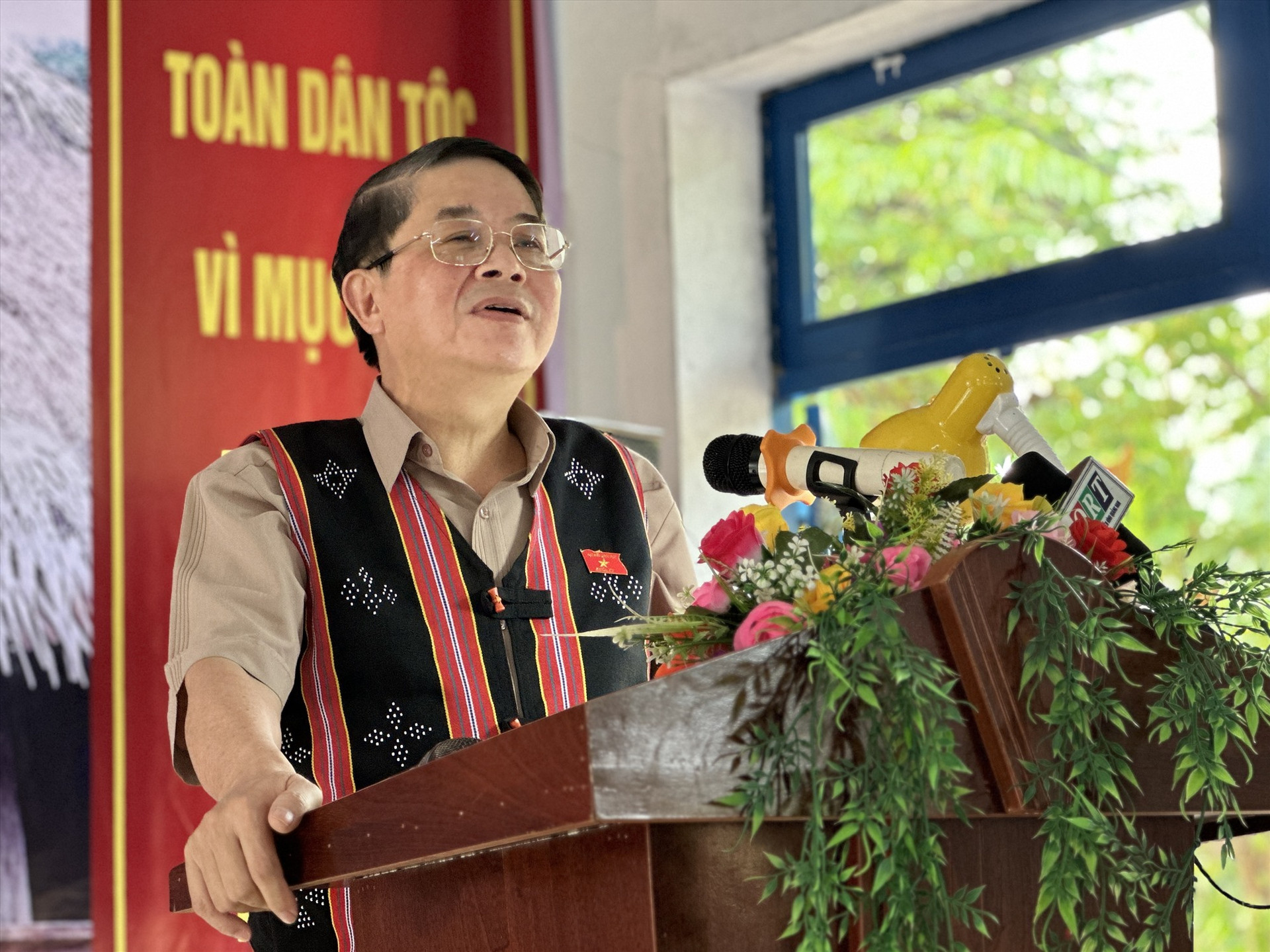 Phó Chủ tịch Quốc hội Nguyễn Đức Hải chia sẻ với cộng đồng miền núi. Ảnh: A.N