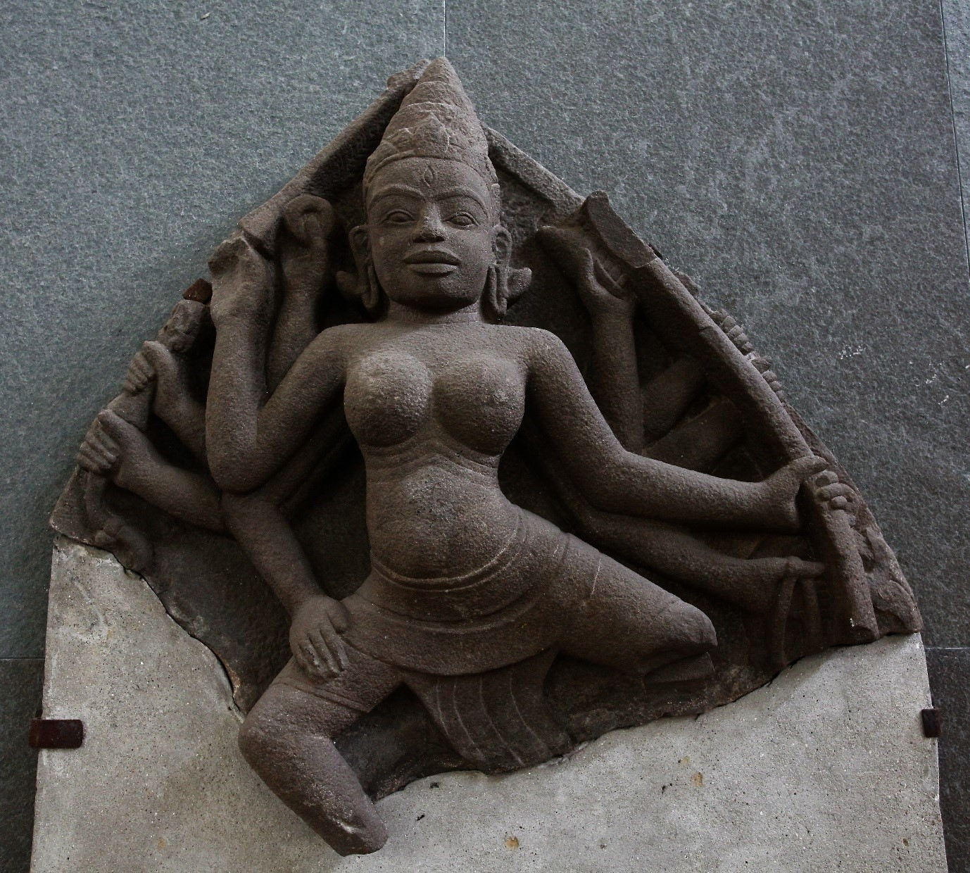 Phù điêu Durgā Mahiśasurmardinī, vòm cửa tháp E4 Mỹ Sơn tại Bảo tàng Điêu khắc Chăm Đà Nẵng.