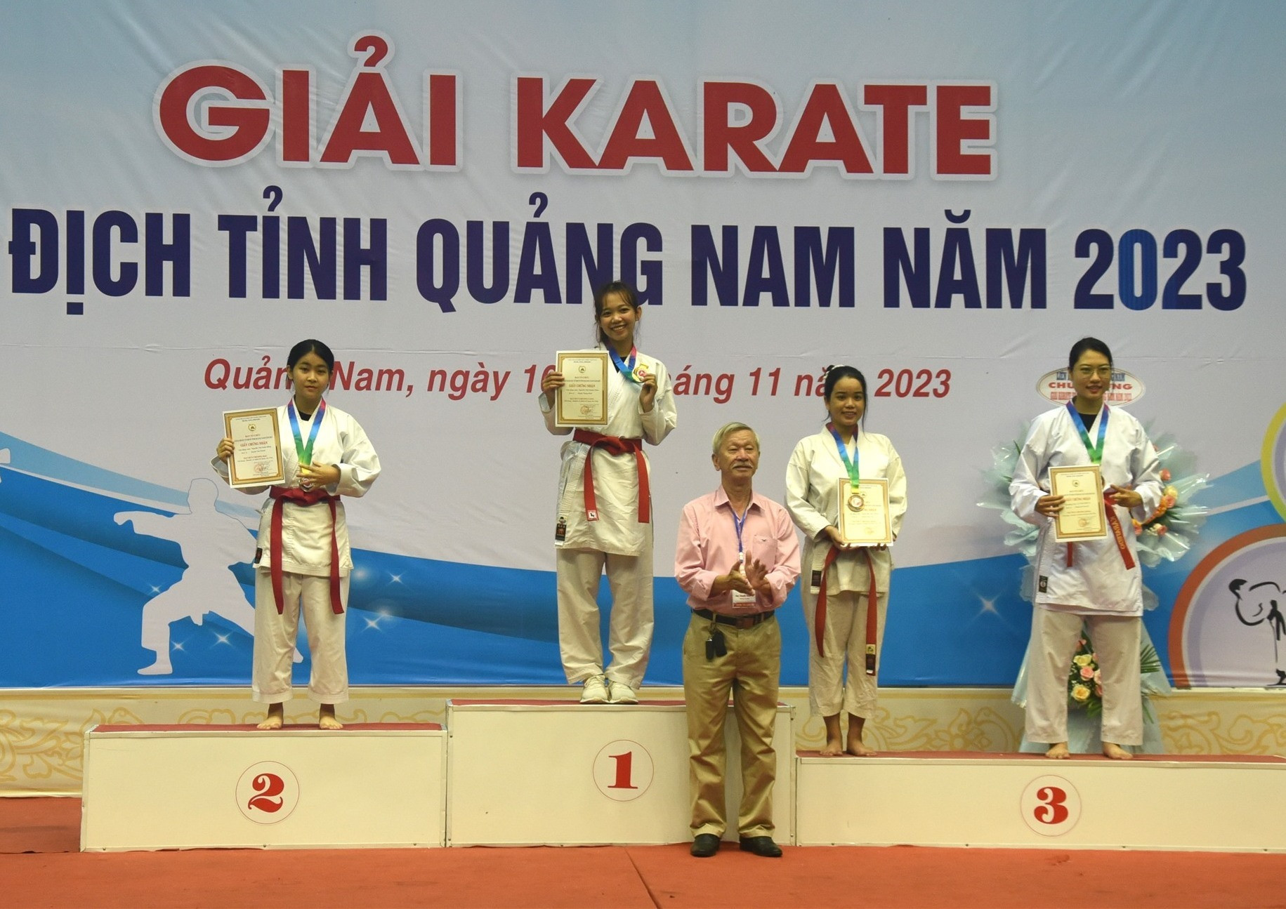 Ông Nguyễn Thành Tự-Chủ tịch Liên đoàn Karate tỉnh Quảng Nam trao thưởng cho các cá nhân nữ. Ảnh: T.V
