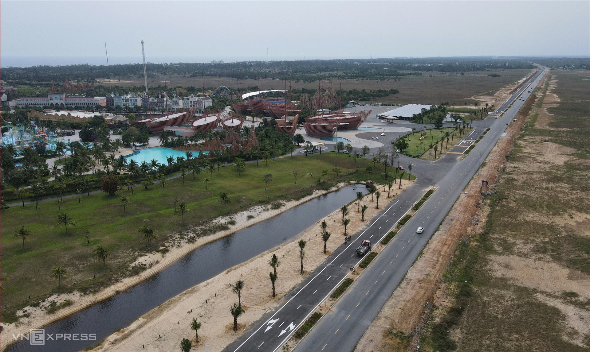 The road goes by a coastal resort and entertainment area in Thang Binh district. It helps attract more tourism projects.