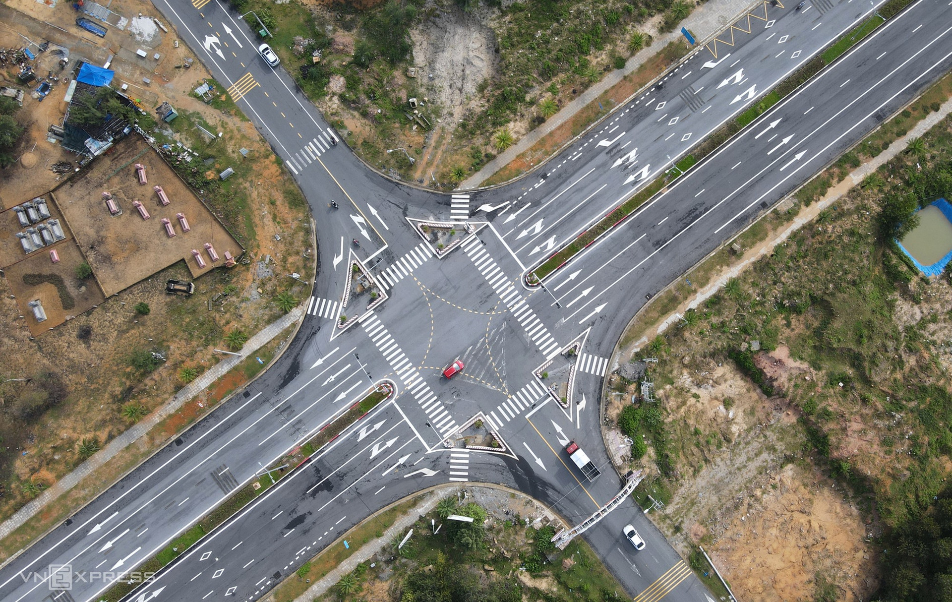 There are 10 intersections at the same level, 7 of which are equipped with traffic lights.