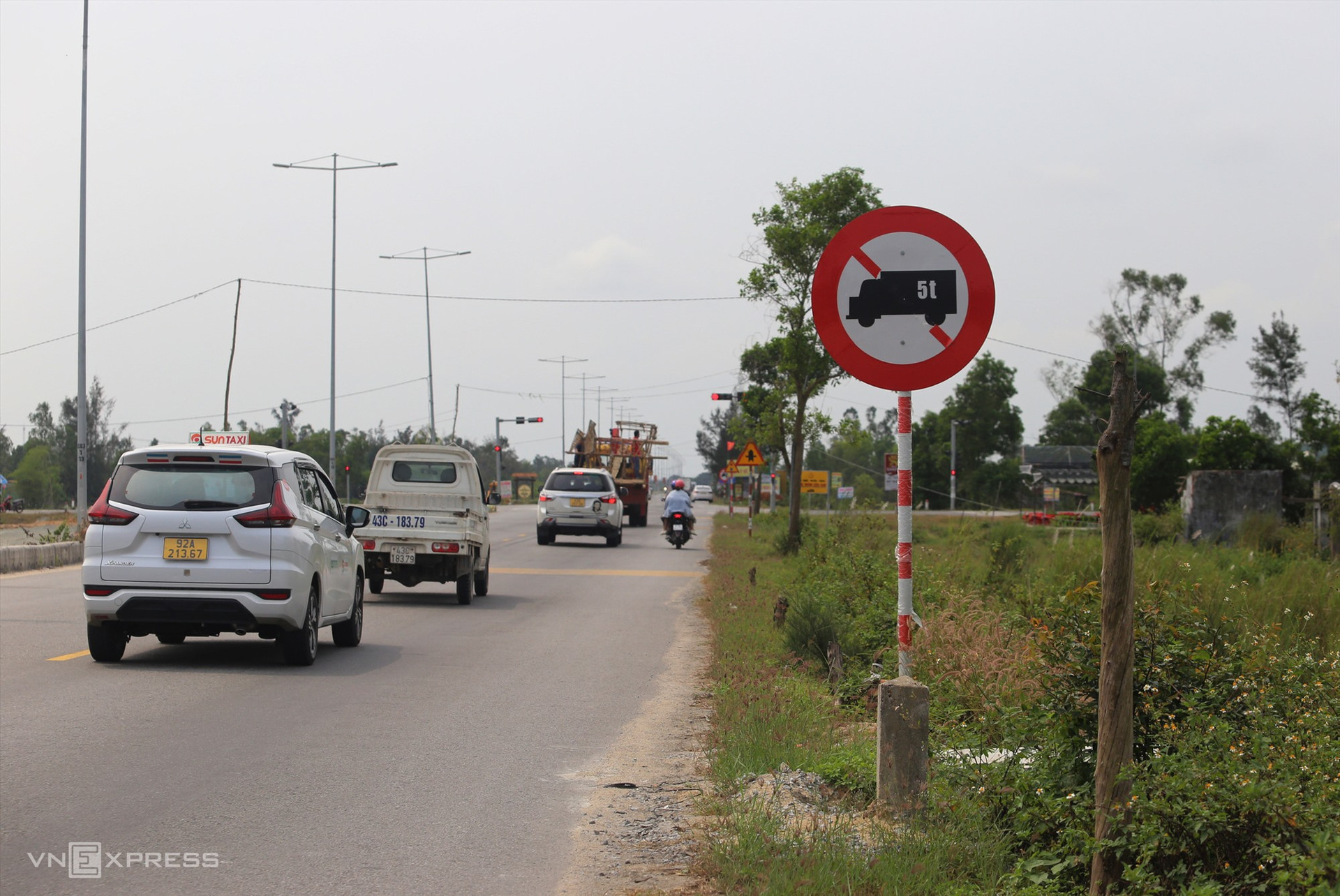 The road is designed at level 2 of the plain scale at a speed of 70 km/h. It helps shorten the distance between Danang and Tam Ky (Quang Nam) and reduce traffic pressure on National Highway 1A. The road includes two sides of four lanes and a 2.5-metre median strip. The sidewalk is 7.5 metres wide.