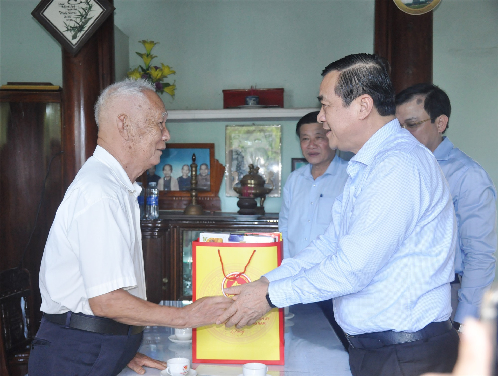 Đến thăm, tặng quà ông Nguyễn Công Xuất nhân kỷ niệm 93 năm ngày Mặt trận Dân tộc thống nhất (18/11/1930 - 18/11/2023). Ảnh: N.Đ