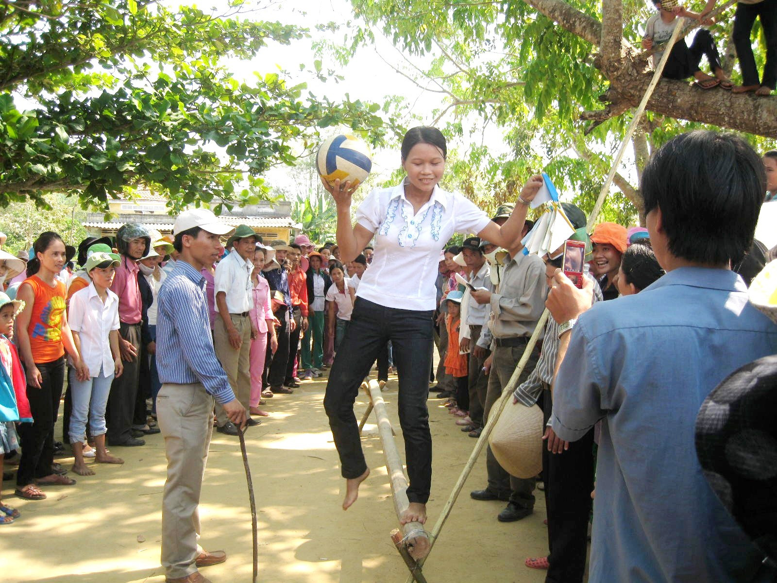 Người dân tại khu dân cư thôn Phú Tân (xã Tam Trà, Núi Thành) tham gia ngày hội đại đoàn kết. Ảnh: V.P